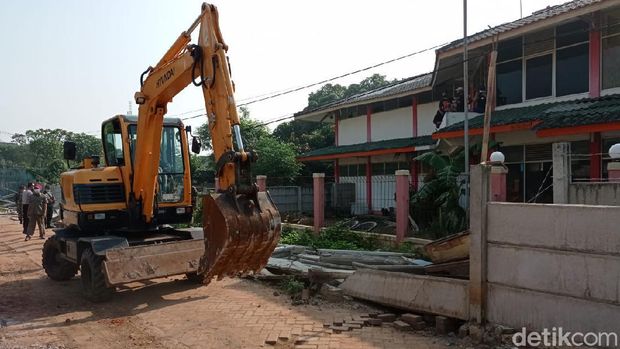Tembok yang tutup akses rumah warga Ciledug dibongkar (Sachril Agustin/detikcom)
