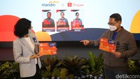 Bank Mandiri menggandeng platform Shopee Indonesia, serta Visa,  menghadirkan Mandiri Kartu Kredit Shopee yang diharapkan dapat meningkatkan animo masyarakat untuk berbelanja dan membantu pemulihan ekonomi nasional. Kerjasama ini diharapkan juga akan meningkatkan transaksi Mandiri kartu kredit yang saat ini telah diterbitkan sebanyak 1,8 juta kartu.