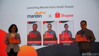 SVP Credit Cards Bank Mandiri Lila Noya (kiri) dan Presiden Direktur Visa Worldwide Indonesia Riko Abdurrahman beserta (kika pada layar screen) SEVP Micro & Consumer Finance Josephus K. Triprakoso, Direktur Jaringan dan Retail Banking Bank Mandiri Aquarius Rudianto dan Direktur Eksekutif Shopee Indonesia Handhika Jahja sedang menunjukan mock up Mandiri Kartu Kredit Shopee saat seremoni peluncuran di Jakarta, Rabu (17/3).