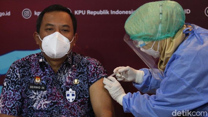 KPU bekerjasama Kementerian Kesehatan menggelar vaksinasi COVID-19 tahap pertama di lingkungan kerja.