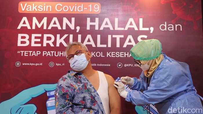 KPU bekerjasama Kementerian Kesehatan menggelar vaksinasi COVID-19 tahap pertama di lingkungan kerja.