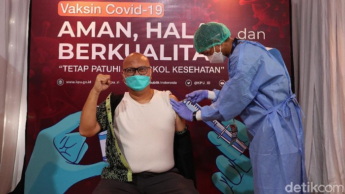 Vaksinasi COVID-19 Sasar KPU KPU bekerjasama Kementerian Kesehatan menggelar vaksinasi COVID-19 tahap pertama di lingkungan kerja.