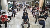 Pelaku usaha di pasar merupakan penggerak ekonomi sehingga dijadikan target utama vaksinasi tahap dua agar dapat terlindung dari ancaman virus Corona karena secara epidemiologi, pasar merupakan zona resiko tinggi persebaran COVID-19 akibat banyaknya mobilitas di kawasan tersebut.  