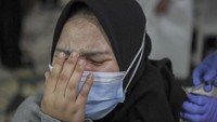 Pekerja yang akan divaksin di tahap kedua seperti tenaga pendidik, pelaku pariwisata, petugas layanan publik, pekerja transportasi, atlet, wartawan, tokoh agama, wakil rakyat, pejabat pemerintah, ASN, dan anggota TNI/Polri.   
