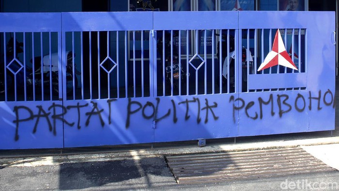 Vandalisme 'Partai Politik Pembohong' Mejeng di Bandung Coretan 'Partai Politik Pembohong' terpampang di depan Kantor Dewan Perwakilan Cabang (DPC) Demokrat Kota Bandung di Jalan Terusan Jakarta, Antapani.