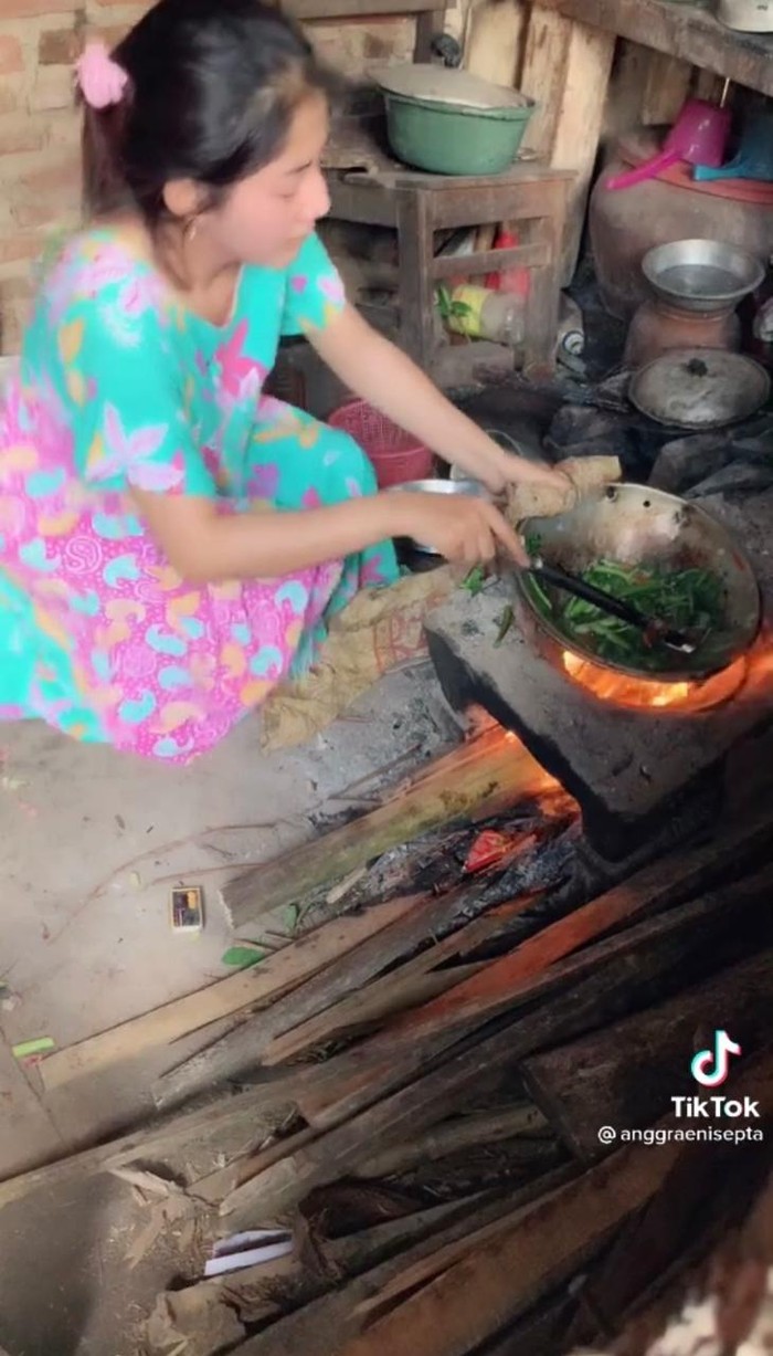 Wanita Cantik Ini Jago Mancing di Empang hingga Masak Pakai Kayu Bakar