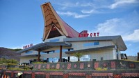 Bandara Tana Toraja dibangun untuk mendukung sektor pariwisata di Provinsi Sulawesi Selatan khususnya Tana Toraja. Bandara ini kita bangun dengan proses yang tidak mudah. Ada tiga bukit yang kita pangkas sehingga bandara ini berada di atas bukit, dan panjang landasannya 2.000 meter. Alhamdulillah sekarang sudah ada pergerakan, hampir setiap hari ada pesawat ATR dari Makassar pulang pergi,” ujar Menhub Budi Karya dalam keterangan tertulis, Rabu (17/3/2021).