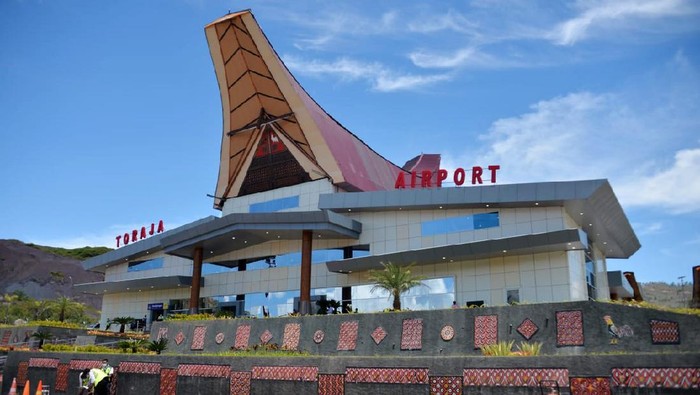 Bandara Tana Toraja di Sulawesi Selatan dibangun dengan membelah 3 bukit. Yuk intip penampakannya.