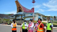 Bandara Toraja memiliki panjang runway 2000 m x 30 m, dan bisa didarati oleh pesawat Sejenis ATR 72-500/600. Memiliki terminal penumpang dengan luas 1.152 m² yang dapat melayani 45.000 penumpang per tahun.