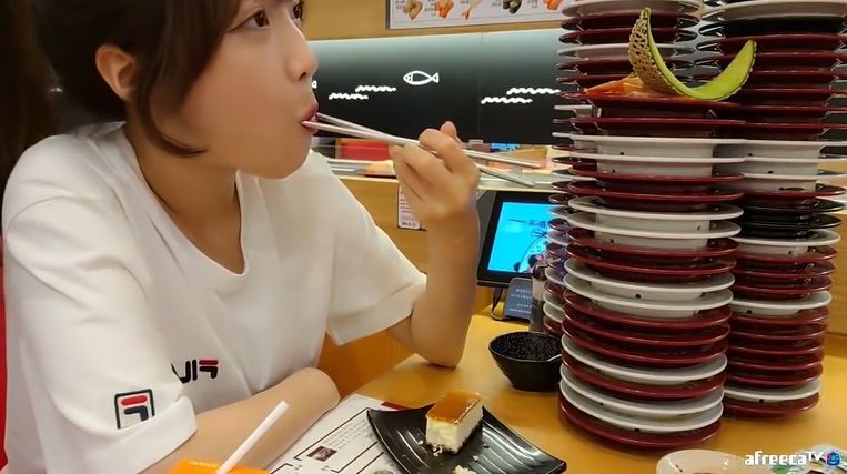 youtuber mukbang Tzuyang menghabiskan sushi sebanyak 75 piring. Padahal badannya ramping lho!
