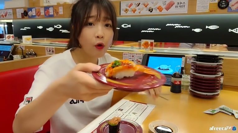 youtuber mukbang Tzuyang menghabiskan sushi sebanyak 75 piring. Padahal badannya ramping lho!