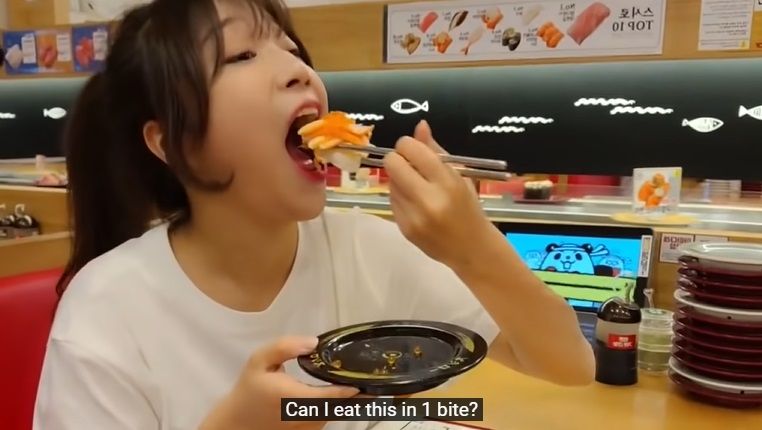 youtuber mukbang Tzuyang menghabiskan sushi sebanyak 75 piring. Padahal badannya ramping lho!