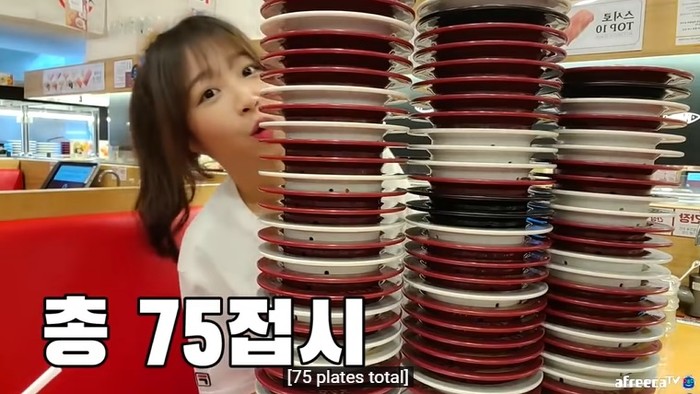 youtuber mukbang Tzuyang menghabiskan sushi sebanyak 75 piring. Padahal badannya ramping lho!