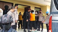 Mereka juga diborgol kaki dan tangannya. (Foto : Humas Polda Jatim)