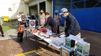 Selain membawa tersangka teroris ke Jakarta, polisi juga membeberkan sejumlah barang bukti selama penangkapan. (Foto : Humas Polda Jatim)