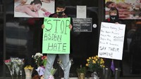 Setelah penembakan itu, tagar #StopAsianHate berkembang di sosial media terutama Twitter dengan banyak pengguna menyerukan dihentikannya tindakan kekerasan berlatar belakang rasisme ini. Curtis Compton/Atlanta Journal-Constitution via AP.