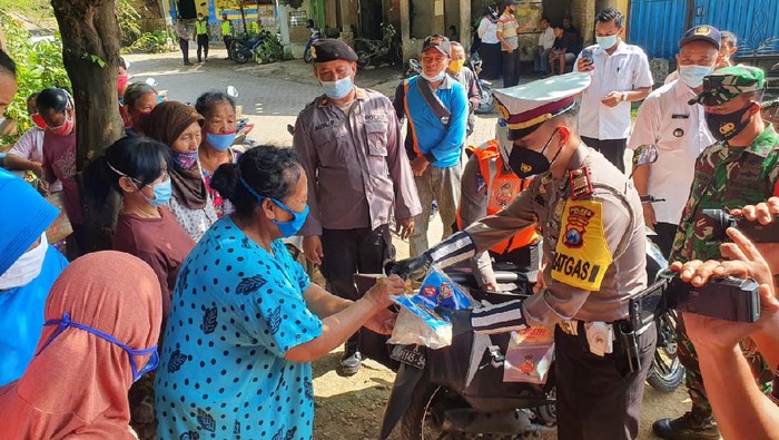 Rasa senang tampak dari rauh wajah warga Desa Bangunrejo Lor, Kecamatan Pitu, Ngawi. Di tengah pandemi COVID-19, ratusan warga mendapat sembako dengan harga murah.