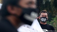 Para aktivis lingkungan dari gerakan #BersihkanIndonesia ini menggelar aksi di kawasan Monas, Jakarta, Kamis (18/3/2021).