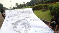 Mereka membawa spanduk 3x4 meter bertuliskan Abu Batu bara Bukan Limbah B3? Pak Jokowi Sehat?.