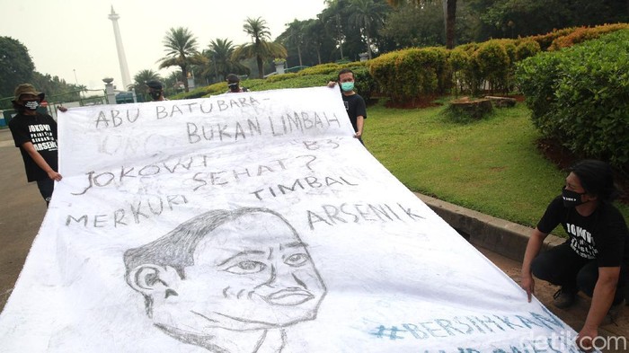 Aksi Menolak Abu Batu Bara Para aktivis lingkungan dari gerakan #BersihkanIndonesia gelar aksi di Monas, Jakarta. Mereka menolak langkah Jokowi menghapus limbah batu bara dari katagori limbah B3.