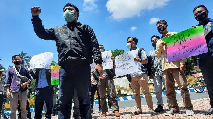Puluhan jurnalis Bondowoso menggelar aksi solidaritas. Demo itu sebagai bentuk keprihatinan atas aksi kekerasan yang dialami jurnalis televisi Situbondo.