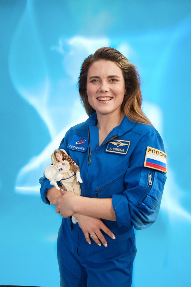 Barbie menciptakan dua boneka terbaru yang menjadi bagian dari kampanye Rusia untuk mendorong anak-anak perempuan agar tertarik dengan dunia luar angkasa. Anna Kikina adalah sosok yang menginspirasinya. Ia merupakan astronot wanita Rusia kedua yang akan diterbangkan ke orbit. Foto: Dok. Roscosmos
