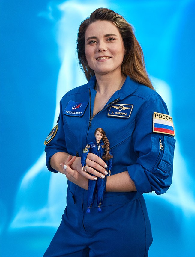 Cosmonaut Anna Kikina selama ini dilatih untuk menjadi insinyur untuk memperbaiki situasi-situasi gawat. Selain jadi antariksawan, ia pun pernah bekerja sebagai pembawa acara di Radio Siberia dan punya hobi rafting dan parachuting. Foto: Dok. Roscosmos