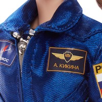 Dia orang yang kuat juga feminin, menonjol tapi lembut, bijaksana, dan punya selera humor. Kepribadian yang baik yang mana profesionalitas dan kehangatan bergabung dengan harmonis. Siapa yang bilang menaklukan jagat angkasa bukan urusan wanita, tulis agensi luar angkasa Roscosmos. Foto: Dok. Roscosmos