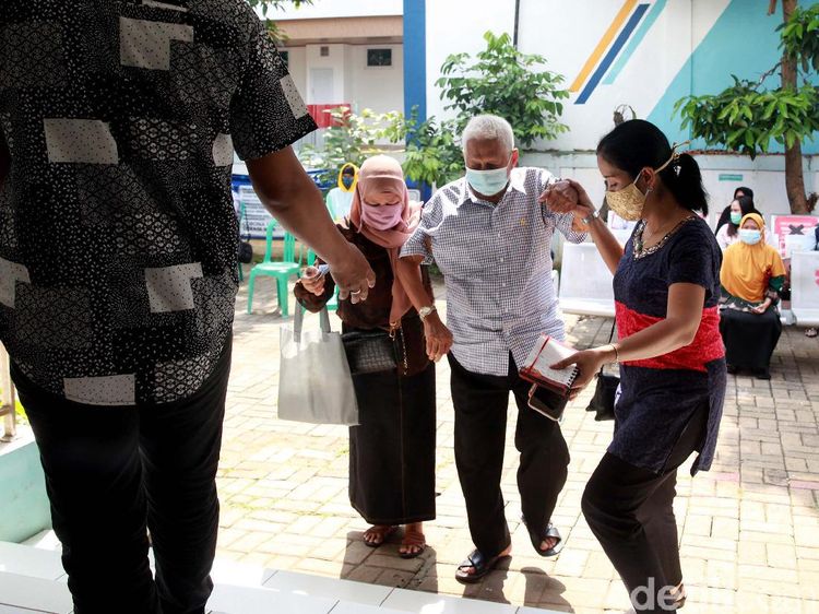 Lansia di Tangerang Antusias Ikut Vaksinasi  COVID-19