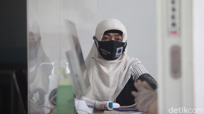 Vaksinasi COVID-19 untuk Lansia digelar di Puskemas Pondok Betung, Tangerang Selatan, Kamis (18/3/2021). Para Lansia terlihat antusias mengikuti vaksinasi.