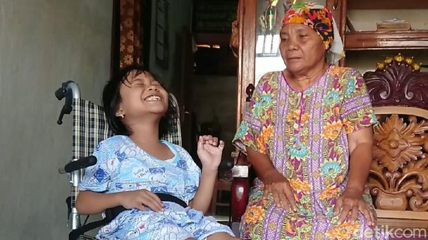 Ariyanti (32) seorang ibu di Pemalang membesarkan buah hatinya Citra Kirana (10) seorang diri setelah suaminya minggat sejak tahu anaknya lahir dengan kelainan.