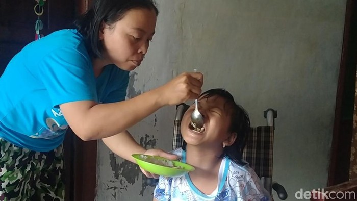 Ariyanti (32) seorang ibu di Pemalang membesarkan buah hatinya Citra Kirana (10) seorang diri setelah suaminya minggat sejak tahu anaknya lahir dengan kelainan.