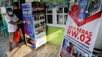 Untuk mendapatkan beras warga RW 02 dapat menempelkan kartu pada mesin.