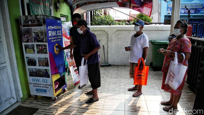 ATM Beras Hadir di Cilincing ATM beras diresmikan di Sekretariat RW 02, Cilincing, Jakarta Utara, Rabu (17/3). Beras gratis ini diberikan untuk warga yang terdampak pandemi COVID-19.