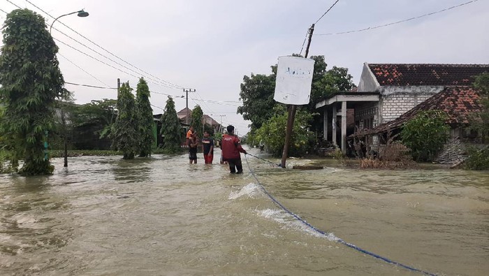 Banjir akibat luapan Kali Lamong masih menggenangi di beberapa desa di kecamatan Cerme. Areal sawah, rumah dan tambak serta jalan poros desa ikut tergenang banjir.