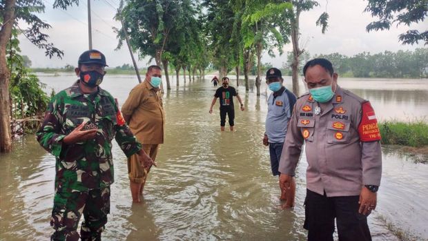 Banjir akibat luapan Kali Lamong masih menggenangi di beberapa desa di kecamatan Cerme. Areal sawah, rumah dan tambak serta jalan poros desa ikut tergenang banjir.