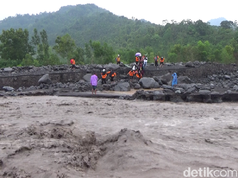 20 Tenaga Medis Sempat Terjebak Banjir Lahar Gunung Semeru