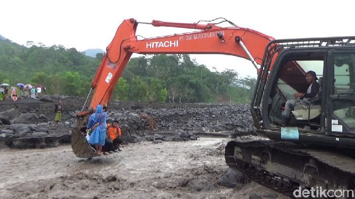 Sekitar 20 tenaga medis dari Dinas Kesehatan Lumajang dan Puskesmas Candipuro terjebak banjir lahar hujan Gunung Semeru. Mereka terjebak di seberang Sungai Leprak, Desa Sumber Wuluh, Kecamatan Candipuro.