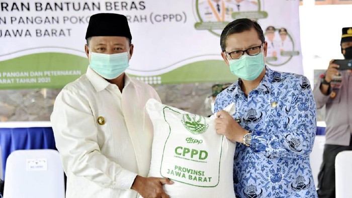 Bantuan Korban banjir Subang masih Mengalir Pemdaprov Jabar menyalurkan 159 ton beras untuk 117.288 warga di 18 kecamatan di Subang. Hal itu dilakukan untuk meringankan beban para korban.