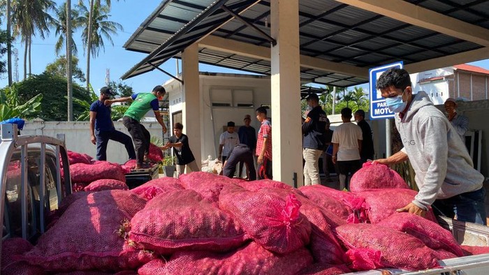 Tujuh 7 ton bawang merah sitaan dihibahkan ke pesantren di Aceh Besar.