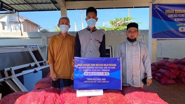 Tujuh 7 ton bawang merah sitaan dihibahkan ke pesantren di Aceh Besar, Kamis (18/3/2021).