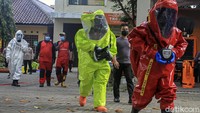 Para petugas yang ikut serta dalam simulasi evakuasi korban ledakan bahan kimia itu tampak mengenakan pakaian khusus.