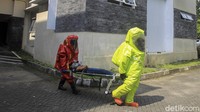 Petugas gabungan melakukan evakuasi korban saat simulasi kecelakaan truk pembawa bahan kimia berbahaya di Kantor BPBD DIY, Semaki, DI Yogyakarta.