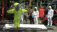 Petugas gabungan melakukan dekontaminasi saat simulasi ancaman ledakan bahan kimia di Kantor BPBD DIY.