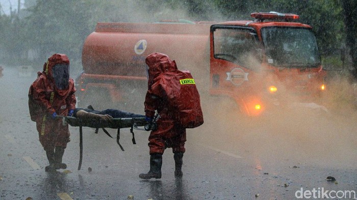 Begini Simulasi Penanganan Ancaman Ledakan Bahan Kimia Berbahaya Petugas gabungan menggelar simulasi penanganan ledakan bahan kimia berbahaya. Simulasi tersebut digelar sebagai upaya mitigasi ancaman bencana non-alam