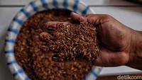 Beras merah produksi petani Desa Mlatiharjo, Demak, juga banyak dikonsumsi warga.