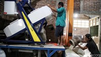 Para petani tampak menggiling gabah menjadi beras.