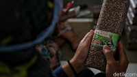 Sejumlah warga mengemas beras merah di Koperasi Serba Usaha (KSU) Citra Kinaraya, Desa Mlatiharjo, Demak, beberapa waktu lalu.