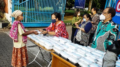 Berbagi Makan Gratis di Tengah Pandemi
