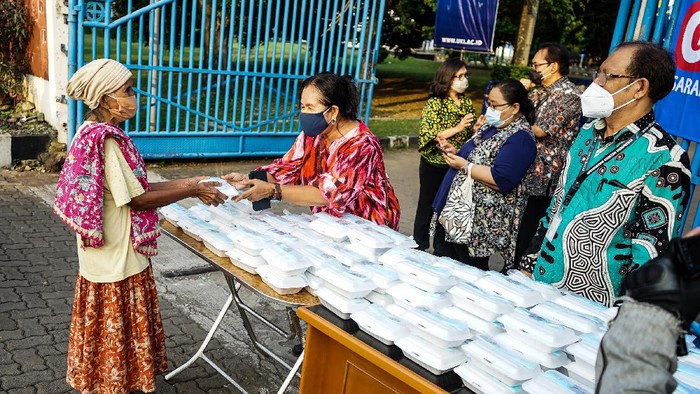 Berbagi Makan Gratis di Tengah Pandemi Universitas Kristen Indonesia gelar aksi simpati di tengah pandemi. Mereka membagikan makanan gratis.